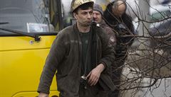 Kolegové zavalených horník� se jdou ú�astnit záchranných prací