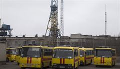 Záchranné vozy p�ed dolem, kde se stalo ne�t�stí