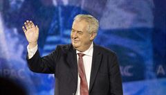 Miloš Zeman si užívá potlesku publika poté, co prohlásil, že je Žid.