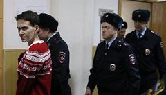 Vznná Naa Savenková obklopená ruskými policisty.