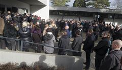 Tiatyicetiletou servírku pila vyprovodit na poslední cestu i ada obyvatel...