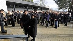 Tém plhodinový obad sledovali lidé i ped plnou smutení síní.