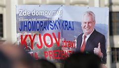 Podporovatelé zdraví prezidenta Zemana transparentem.