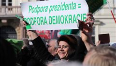 Transparent podporující Zemanovo konání ve funkci prezidenta.