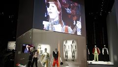 Uk�zka z v�stavy v�novan� retrospektiv� Davida Bowie v budov� pa��sk� Filharmonie.