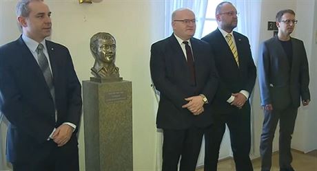 Poslanci KDU-SL pi odhalování busty Karla Kryla