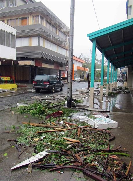 Po dn siln boue jsou ulice hlavnho msta Vanuatu pln nepodku a trosek.
