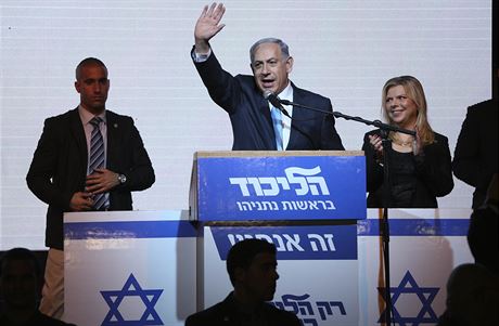 Benjamin Netanjahu oslavuje bhem vyhláení výsledk voleb