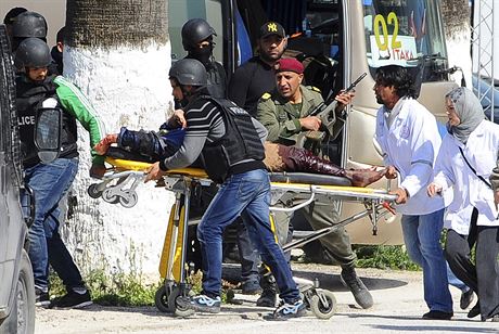 Policist a zchrani pevej osobu, kter bhem tokv Tunisku utrpla...
