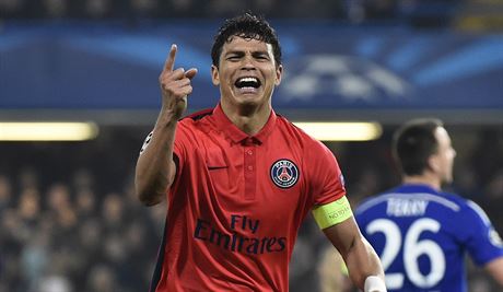 Thiago Silva oslavuje vstelenou branku do sít Chelsea.