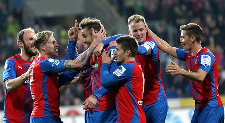 Fotbalisté Plzn se radují ze vstelené branky v utkání se Slavií.
