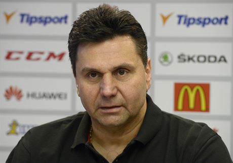 Trenér hokejové reprezentace Vladimír Rika.