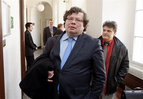 Alexandr Vondra pichz k soudu.