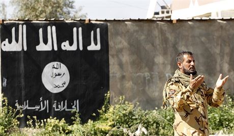 Modlitba iráckého vojáka, který se raduje z vítzství nad extremisty z...