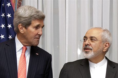 éf americké diplomacie John Kerry (vlevo) se svým íránským protjkem...