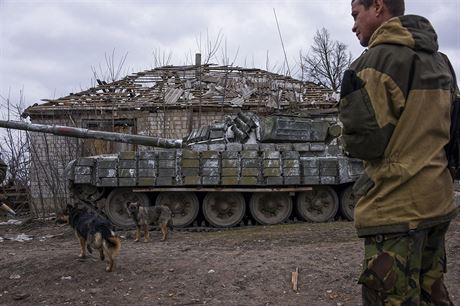 Prorusk vzbouenec ve znien obci nedaleko msta Luhansk.