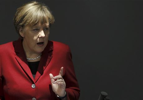 Angela Merkelová promlouvá k nmeckým poslancm.
