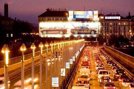 Billboardy a obrazovky nad Nuselským mostem v Praze.