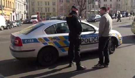 Opilý policista v Praze naboural dv auta. Od nehody chtl ujet.