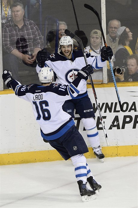 Útoník Winnipegu Jets Michael Frolík se raduje ze vstelené branky