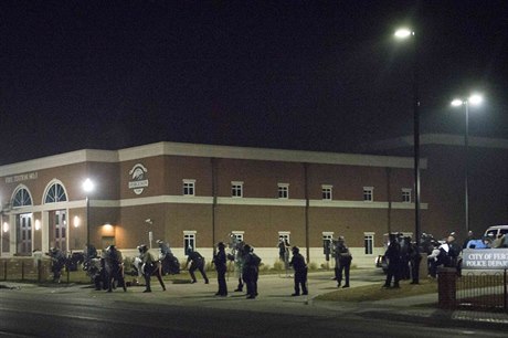 Policisté ped stanicí ve Fergusonu.