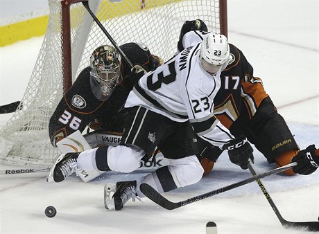 Útoník Los Angeles Kings Dustin Brown v souboji ped brankáem Anaheimu Ducks...