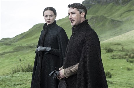 Malíek (Aidan Gillen), tedy Petyr Baeli a jeho chránnka. Sansa Stark (Sophie...