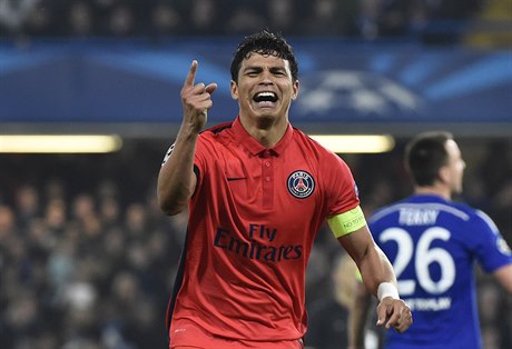 Thiago Silva oslavuje vstelenou branku do sít Chelsea.