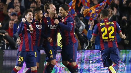 Fotbalisté Barcelony se radují ze vstelené branky.
