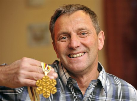 VZPOMÍNKA. Bývalý skokan Jií Parma s medailí z mistrovství svta v Oberstdorfu.