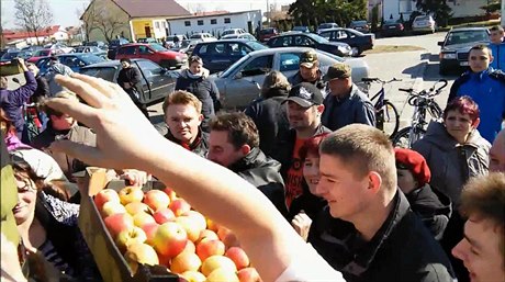 Rozdávání jablek v Polsku.