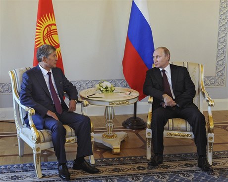 Ruský prezident Vladimír Putin (vpravo) mluví s kyrgyzským protjkem...