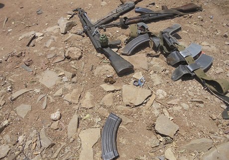 Zbran zabavené bojovníkm islamistických milic abáb.