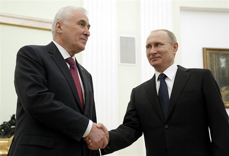 Ruský prezident Vladimir Putin si potásá rukou s vdcem Jiní Osetie Leonidem...