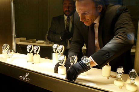 Zamstnanec výcarské firmy Rolex umisuje hodinky do vitríny na letoní...