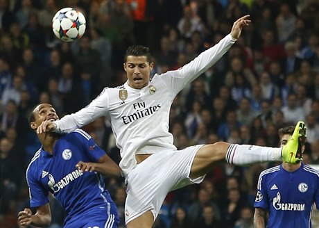 Cristiano Ronaldo z Realu (v bílém) a Joel Matip z Schalke bojují o mí