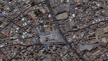 Satelitn snmek tvrti Nab Dirds v Mosulu se stejnojmennou meitou, vlevo...