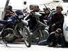 Tunití policisté bhem zásahu proti teroristm, kteí zadrovali turisty v...