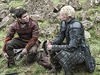 Brienne z Tarthu (Gwendoline Christieová) se svým snaivým panoem Podrickem...
