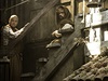 Eunuch Varys (vlevo, Conleth Hill) a Tyrion Lannister (Peter Dinklage).