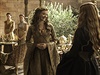Falené úsmvy. Margaery Tyrell (Natalie Dormerová) rozmlouvá se svou tchyní a...