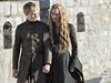 Nový mladý král Tommen Baratheon (Dean-Charles Chapman) se svou matkou Cersei...