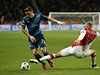 Mesut Özil z Arsenalu prochází obranou Monaka.