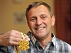 VZPOMÍNKA. Bývalý skokan Jií Parma s medailí z mistrovství svta v Oberstdorfu.