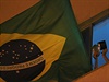 Brazilská vlajka vyvená z okna v hlavním mst Brasília.
