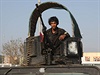 Dobrovolník v barvách irácké armády na cest na bojit v Tikrítu.