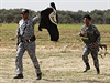Vítzní vojáci s ukoistnou vlajkou Islámského státu (ilustraní snímek).