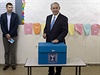 Povinný úsmv u volební urny pro novináe. Benjamin Netanjahu si vak obhájením...