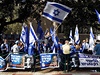 Izraelci mávají vlajkami své vlasti ped volební místností v Tel Avivu.