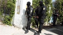 Pslunci tuniskch zvltnch jednotek bhem zsahu proti teroristm.